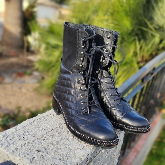 VINCE CAMUTO Joanie Quilted Lace Up Booties‎ - Picture 4 of 7